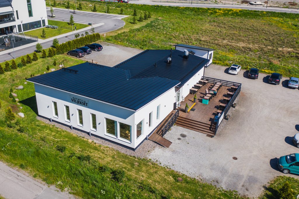 Restaurant Veljekset is located in a distinctive white building with ample parking at Taasjärventie 1 in Söderkulla